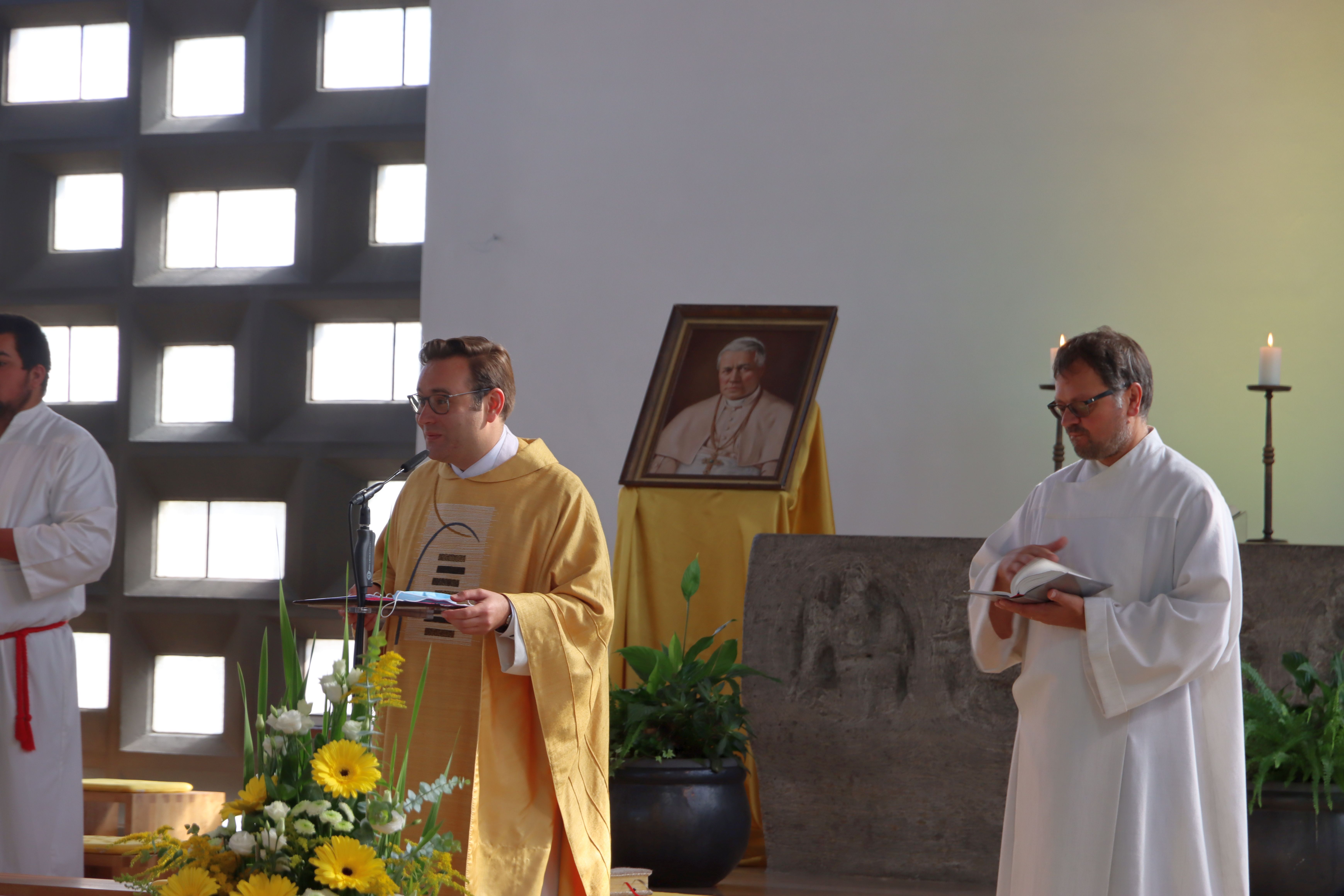 , Festgottesdienst mit Bild des Pfarrpatrons