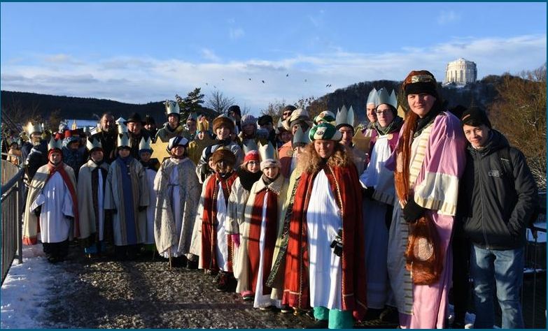 , Fast 100 teilnehmende Kinder wurden von den Vertretern der Religionsgemeinschaften und Bürgermeister Hartmann auf den Sternsinger-Weg geschickt.